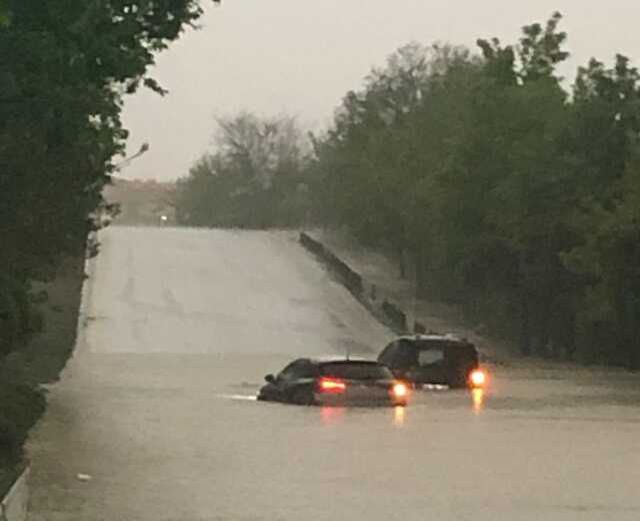 Başkentte sağanak yağış sonra yollar dereye döndü