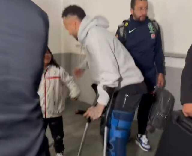 Brezilya maçı sonrası ayakta duramayan Neymar bir daha sahaya adım atamayabilir