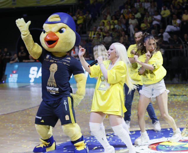 Yer yerinden oynadı! Fenerbahçe'nin şampiyonluk kutlamalarına ünlü akını