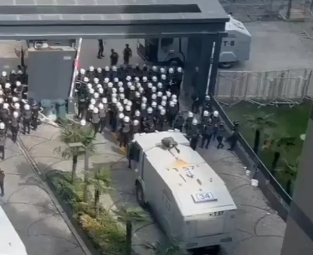 CHP il binası önünde gerginlik! Tansiyon bir anda yükseldi