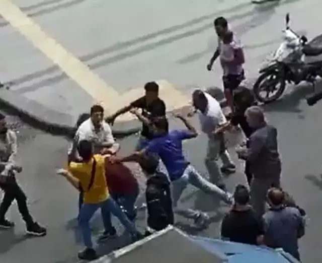 Cumhurbaşkanı ve çevredekilere hakaret eden iki kardeşe vatandaşlardan tekme tokat dayak