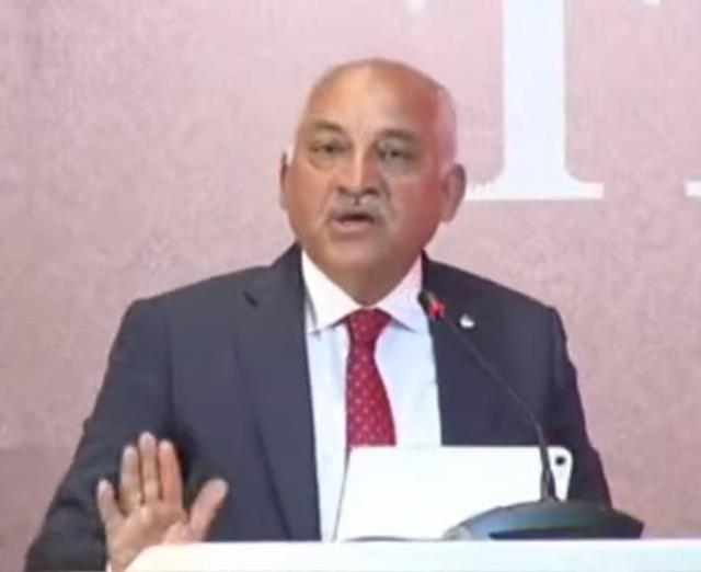 TFF Başkanı Mehmet Büyükekşi'nin basın toplantısında yaptığı hareket ortalığı ayağa kaldırdı