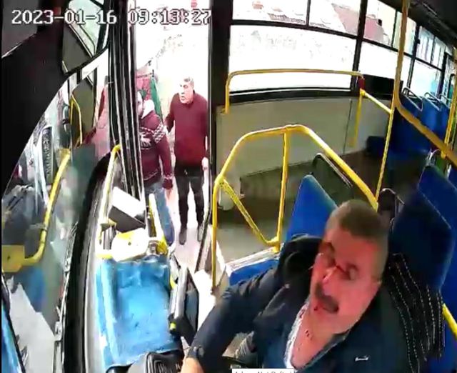 Halk otobüsünde dehşet anları: Öfkeli yolcu şoförü defalarca böyle yumrukladı