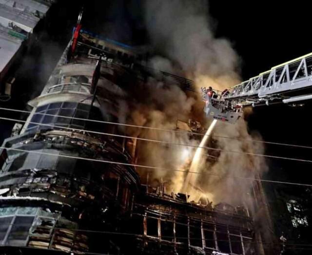 Bangladeş'te 7 katlı restoranda yangın: 43 ölü, 22 yaralı