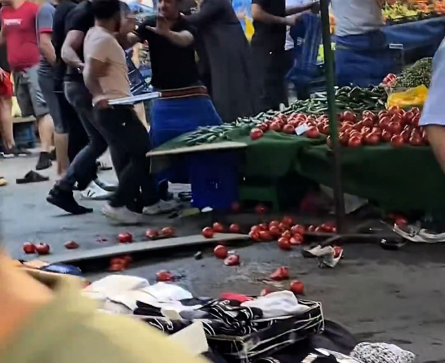 Pazarcılar arasında döner bıçaklı kavga: 1 polis yaralandı