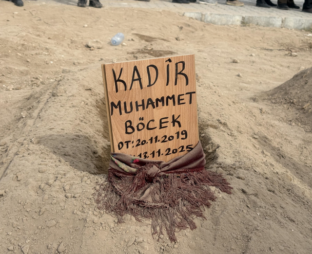Bu görüntüye yürek dayanmaz! Servet Böcek eşi ve çocuklarının yanına defnedildi