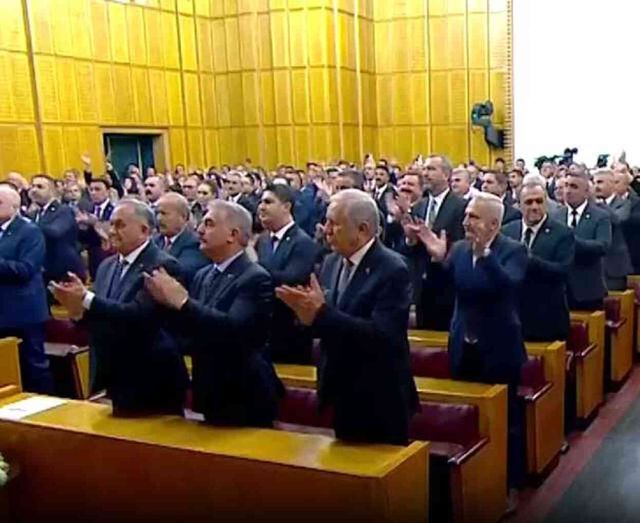 Müsavat Dervişoğlu'nu neden tebrik etmedi? Bahçeli nedenini açıkladı, parti grubu ayakta alkışladı