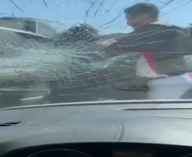 Trafikte kadın sürücüleri kimse ayıramadı! Otomobilden inip diğer kadın sürücünün camlarını kırdılar