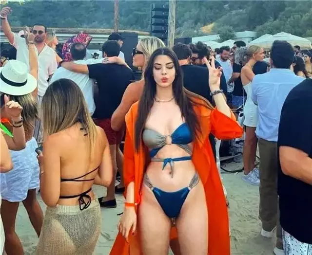 Bikinisiyle Beach Partide!