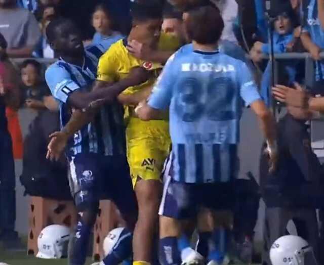 Türk futbolunun utanç gecesi! Hakem, Fenerbahçe'nin yıldızını boğazından tutup yere düşüren Rodrigues'i sadece izledi