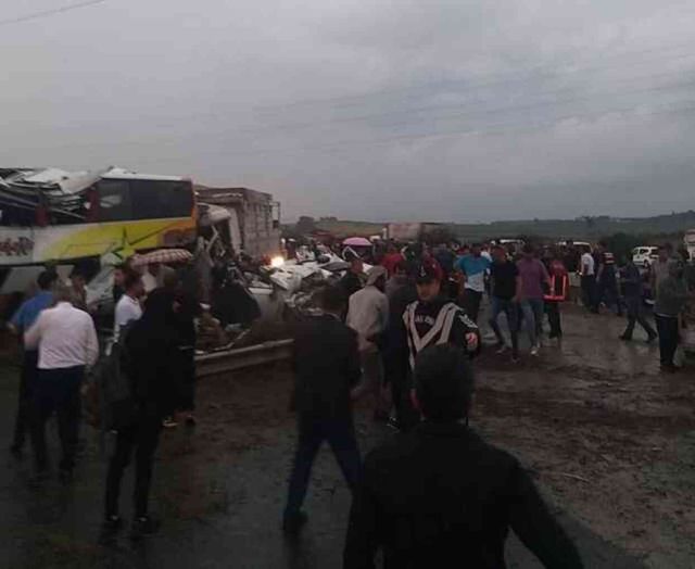 Mersin'de katliam gibi trafik kazası: 10 kişi öldü, 30 kişi yaralandı