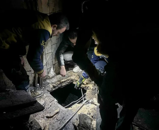 Suriye'de idam edilen mahkumların cesetlerinin ezilmesi için kullanılan demir pres bulundu