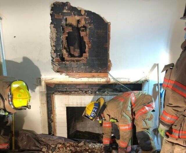 Evlerinin bacası tıkanan aile, bacada sıkışan adamla göz göze gelince hemen polisi aradı