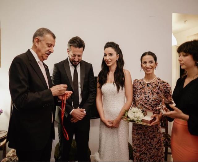 Şarkıcı Öykü Gürman, 3,5 yıldır aşk yaşadığı Fatih İçmeli ile nişanlandı