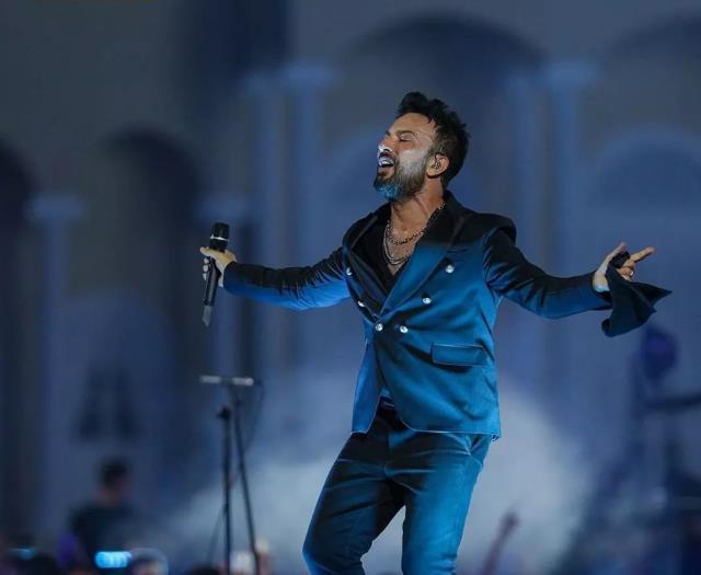 Tarkan, İzmir konserinden elde ettiği geliri TEGV, Mor Çatı ve Darüşşafaka'ya bağışladı