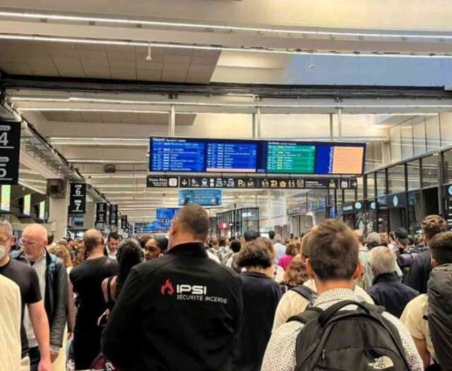 Olimpiyatlar başlamadan Fransa karıştı! Havalimanı bomba ihbarı nedeniyle boşaltıldı
