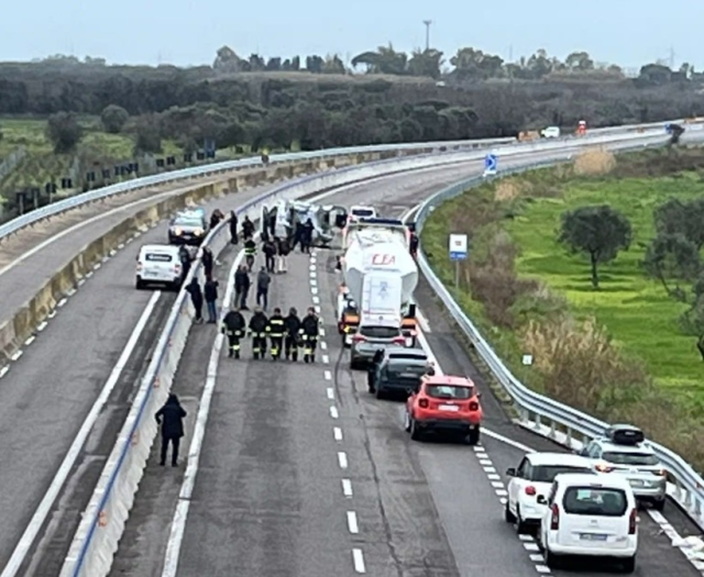Otoyolda dehşet! Zırhlı aracı patlatıp soymaya çalıştılar