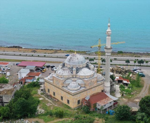 Caminin semaver şeklindeki minaresini görenler bir daha bakıyor! Musluğu bile var