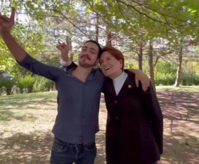 Akşener'in verdiği 'bozkurt' pozu sosyal medyayı ikiye böldü