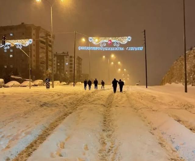 Son Dakika! Gaziantep Valisi Gül: Yoğun kar nedeniyle TAG Otoyolu'nda ulaşım sağlanamıyor, şu an için 2 bin kişi kurtarıldı