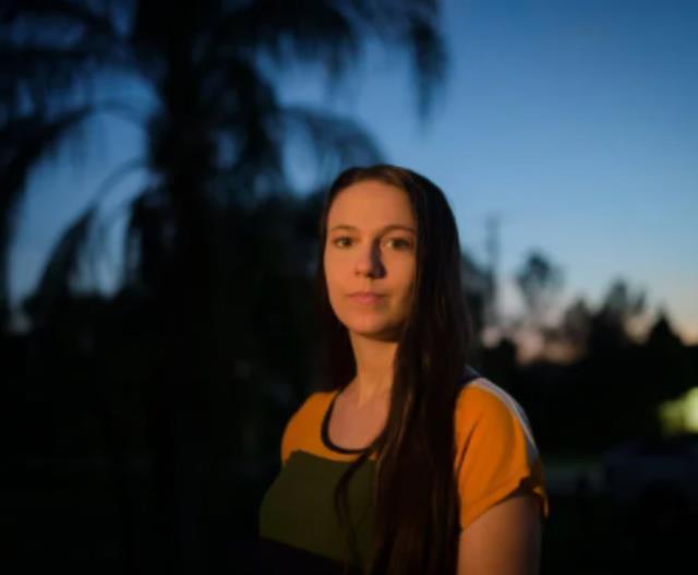 Hamile haliyle bile fuhuş yaptırılan 3 çocuk annesi kadının kızıyla buluştuğu an göz yaşarttı