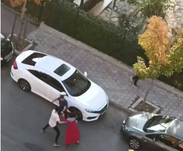 Ayrılmak istediği eşini sopa ve yumruklarla sokak ortasında dövdü