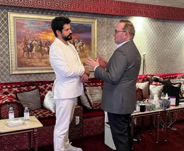 Katar'da Burak Özçivit izdihamı! Hayranlarının arasından korumalar eşliğinde geçebildi