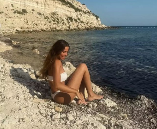 Uzak Şehir'in Pakize'si beyaz bikinisiyle nefes kesti: Senin bu fizikle başrol olman lazım