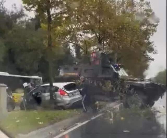 İstanbul'un göbeğinde araçlar birbirine girdi! Zırhlı aracın da karıştığı kazada yaralılar var