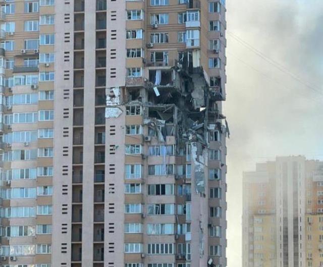 Rus ordusu Kiev'i ele geçirmek için sivil halkın yaşadığı apartmanları bombalamaya başladı