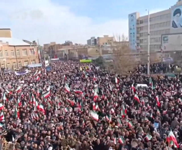 Komşuda tehlike gelişme! Hükümet yanlıları da sokağa indi