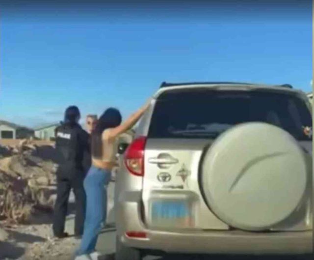 Houston'da polis memurunun trafik kontrolünde çevirdiği araçtan karısı ve sevgilisi çıktı