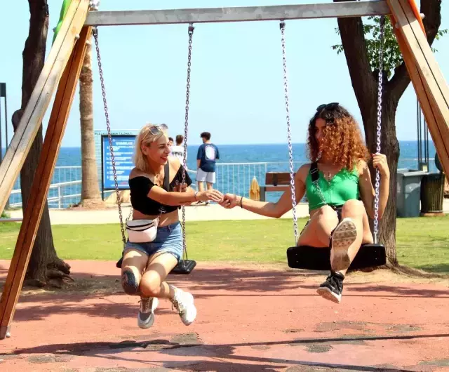 Salıncağa binen iki genç kız, 'çakmak' isteyen şahsa olmadığını söyleyince darp edildi