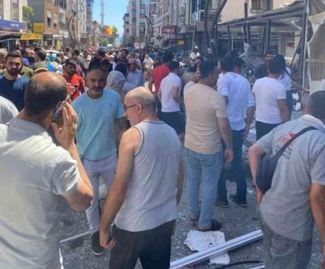 İzmir'deki doğal gaz patlamasından ilk görüntüler! Ortalık resmen savaş alanına döndü