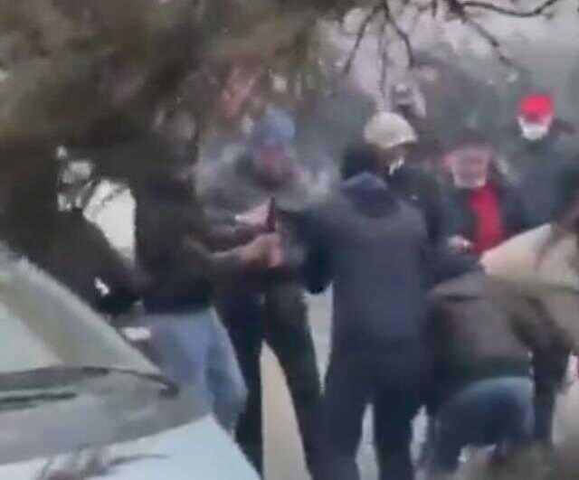 Birileri Kazakistan'da gerilimi tırmandırmak mı istiyor? Eylemcilere silah dağıtıldığı anların görüntüsü internete düştü