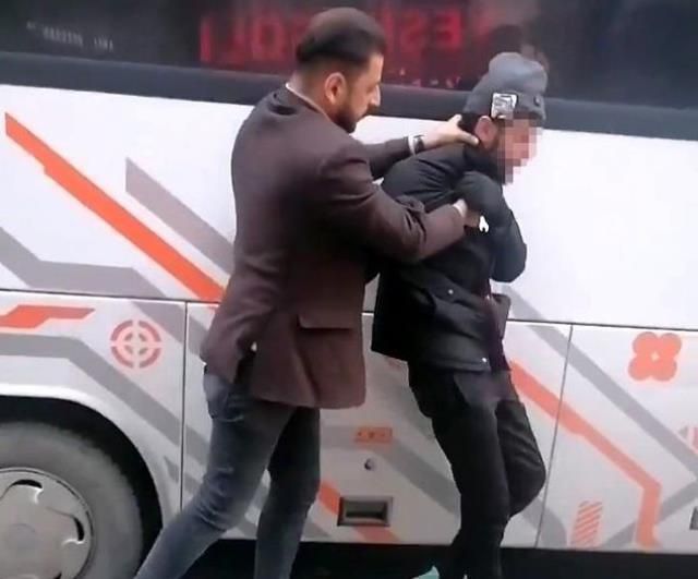 Hırsız, araç sahibine yakalandı! O anlar kamerada
