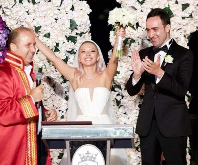 Çağrı Terlemez ile dünyaevine giren Ece Seçkin'in iddialı gelinlik seçimi olay oldu