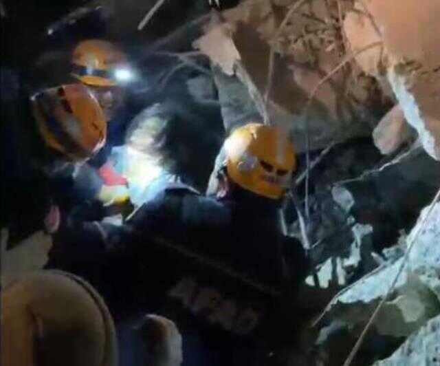 Adıyaman'da 4 çocuk 64 saat sonra sağ çıkartıldı