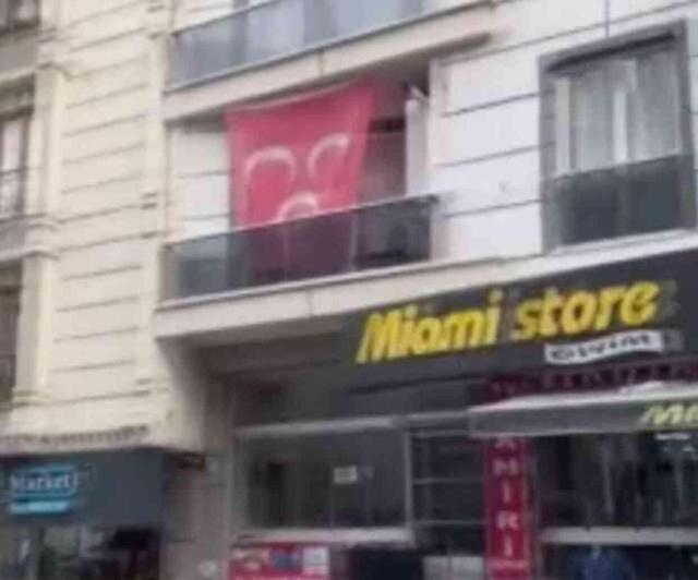 DEM Partili bir grup, MHP bayrağının asılı olduğu evi taşa tuttu