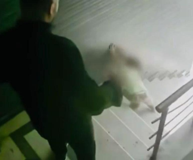 Kızına tekme atarak merdivenlerden yuvarlayan babadan skandal ifade