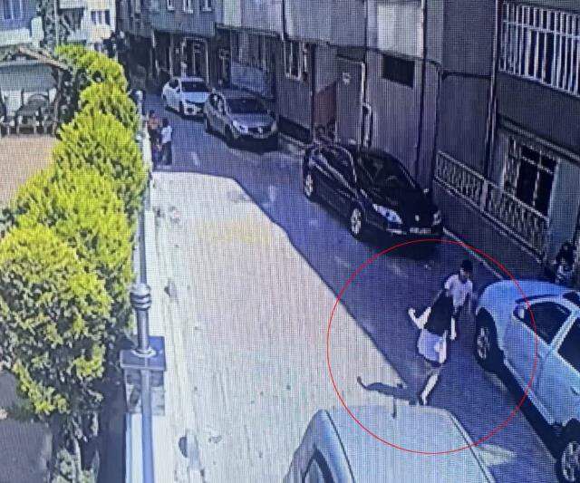 Üst üste hatalar zinciri! Kamyonet yüzünden geri gelen otomobil, küçük kızın bacaklarını ezdi