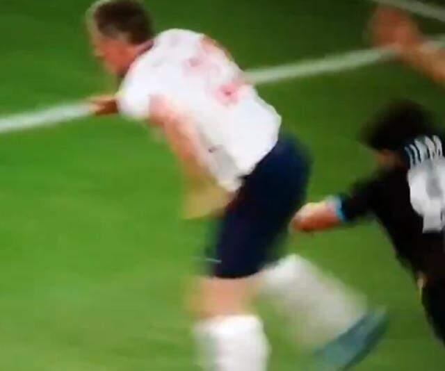 Yardım maçında Carragher'dan Türk TV yıldızı Kemal Çetinay'a acımasız tekme