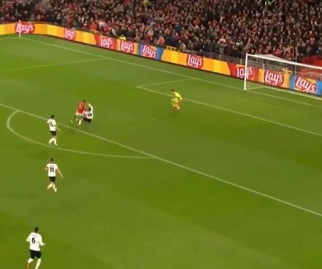 UEFA, 'Sansasyonel' başlığıyla paylaştı! Merih'in akılalmaz müdahalesine beğeni yağıyor