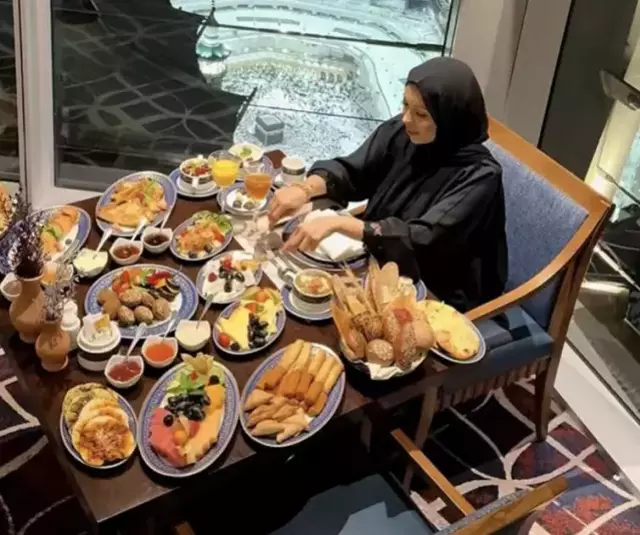 Kabe manzaralı terasta kahvaltı eden kişinin görüntüsü