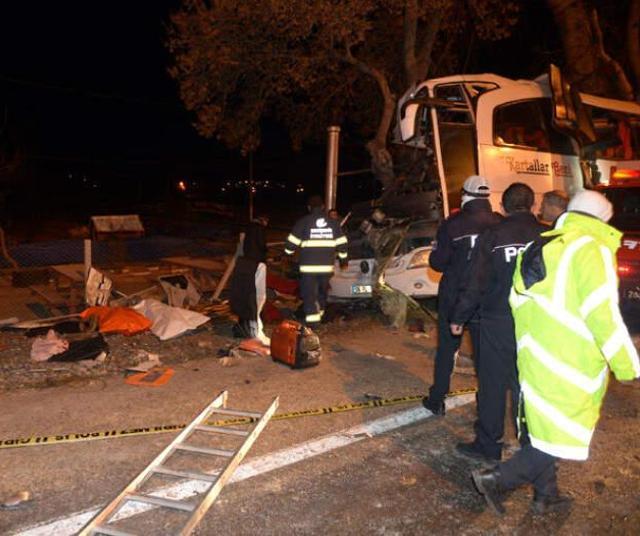 Eskişehir'de Gezi Otobüsü Kaza Yaptı: 13 Ölü, 42 Yaralı