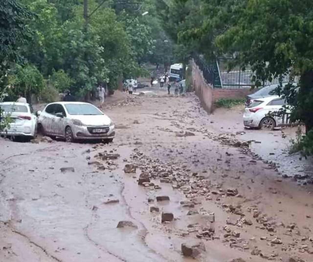 Bursa'da sağanak yağış metro seferlerini de durdurdu, raylar şelaleye döndü