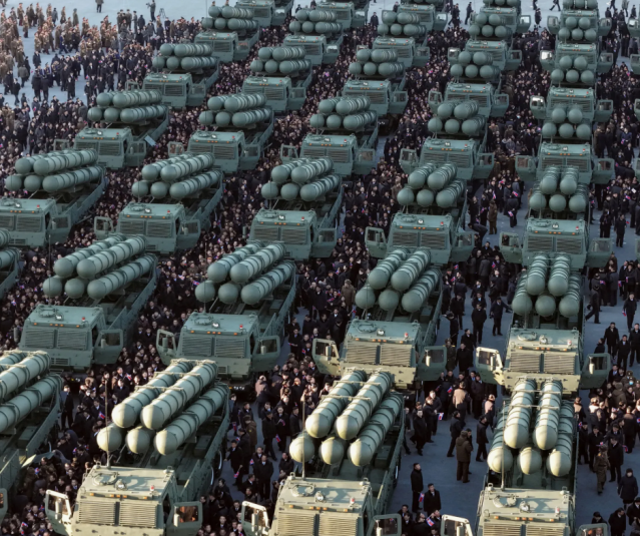 Kim 'Dünyanın en güçlüsü' dediği yeni roketini tanıttı