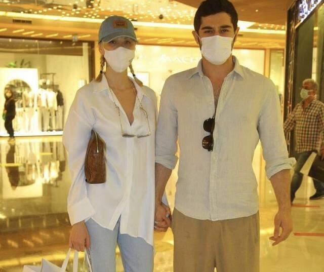 Didem Soydan çok cesur! Üstsüz pozuna beğeni yağıyor