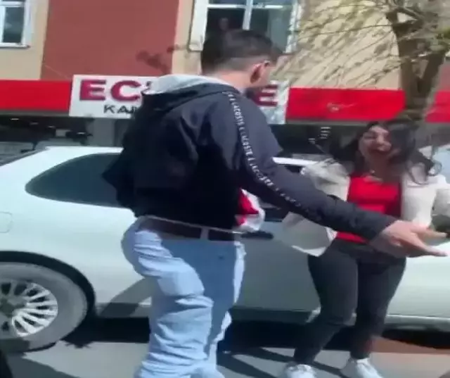 Trafikte kadın sürücüleri kimse ayıramadı! Otomobilden inip diğer kadın sürücünün camlarını kırdılar