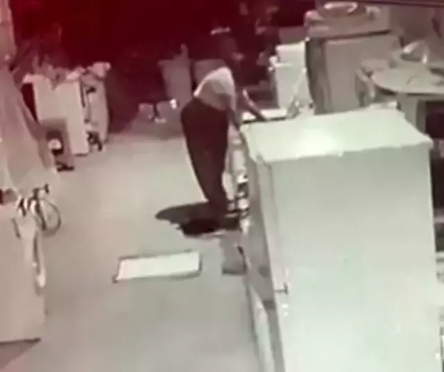 İki erkeğin zor taşıdığı 50 kiloluk klima motorunu tek başına çalan kadın kamerada